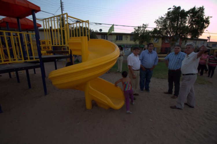 Vecinos de Las Compañías instalan juegos para los niños y recuperan espacios públicos