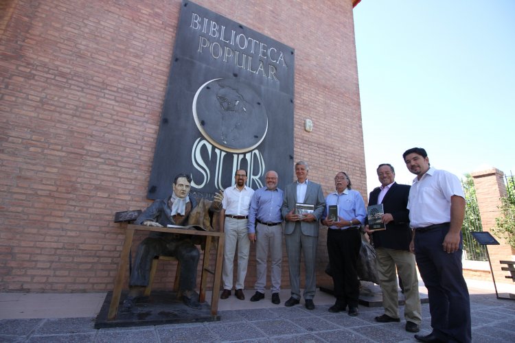 Libros de autores regionales serán parte de la biblioteca de Rawson