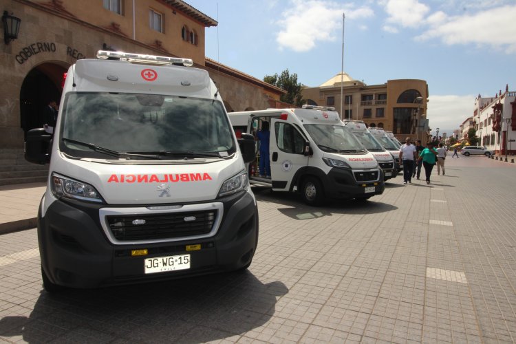 Gobierno Regional entrega nuevas ambulancias para reforzar atención primaria en 5 comunas