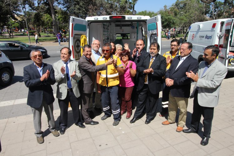 Gobierno Regional entrega nuevas ambulancias para reforzar atención primaria en 5 comunas
