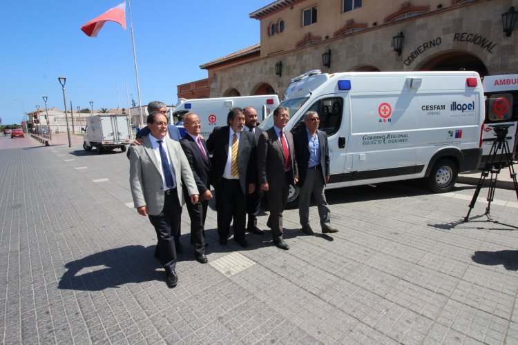Gobierno Regional entrega nuevas ambulancias para reforzar atención primaria en 5 comunas