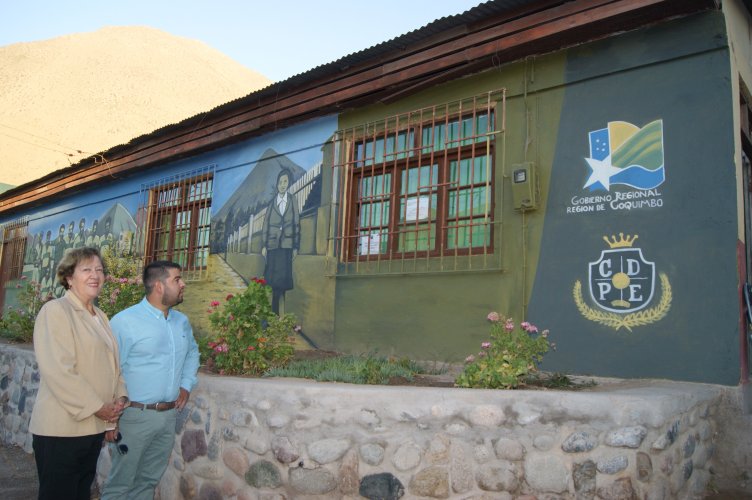 En Peralillo inauguran murales al aire libre que cuentan la historia del pueblo