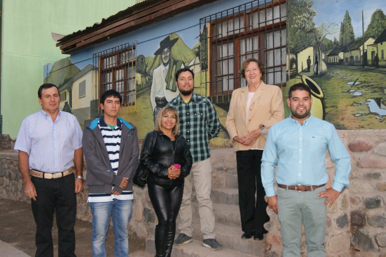 En Peralillo inauguran murales al aire libre que cuentan la historia del pueblo