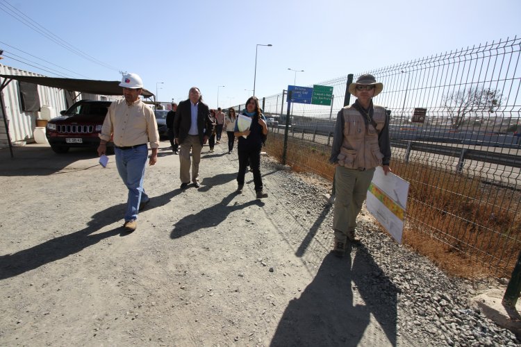 Equipo técnico del Consejo de Monumentos Nacionales y del MOP visitan sitio arqueológico El Olivar para decidir futuro del hallazgo