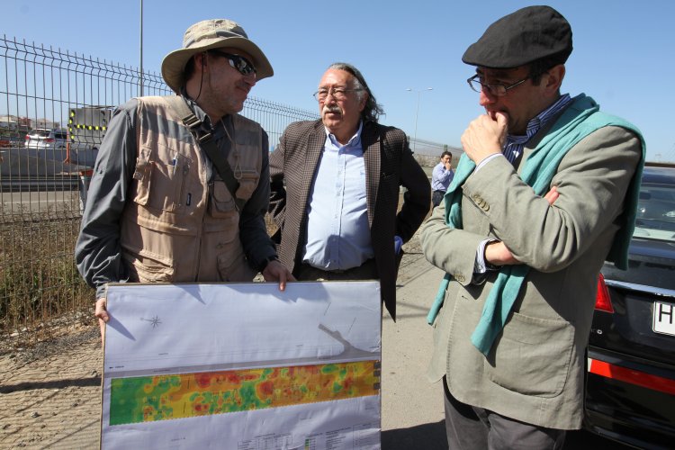 Equipo técnico del Consejo de Monumentos Nacionales y del MOP visitan sitio arqueológico El Olivar para decidir futuro del hallazgo