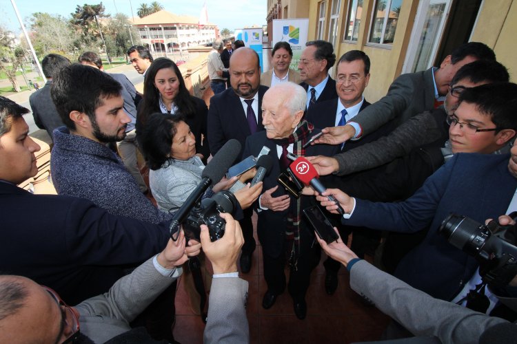 Emotivo reconocimiento del CORE a ex intendente Renán Fuentealba