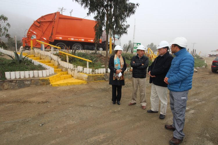 Consejeros llegan hasta relleno sanitario El Panul para verificar su trabajo y planes a futuro