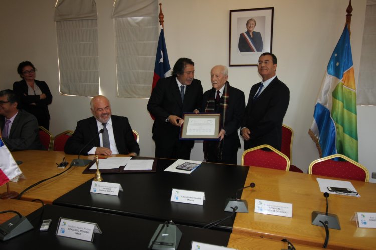 Emotivo reconocimiento del CORE a ex intendente Renán Fuentealba