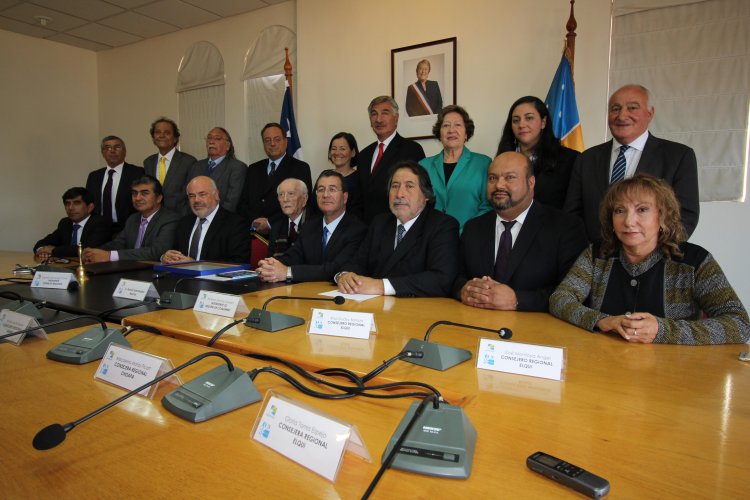 Emotivo reconocimiento del CORE a ex intendente Renán Fuentealba