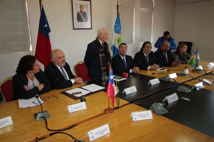 Emotivo reconocimiento del CORE a ex intendente Renán Fuentealba