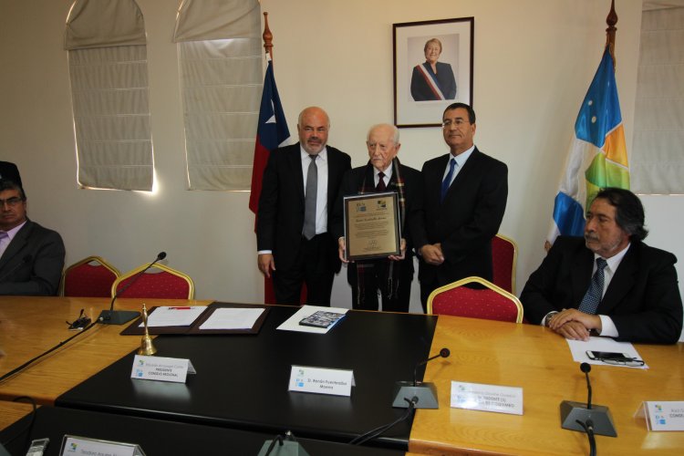 Emotivo reconocimiento del CORE a ex intendente Renán Fuentealba