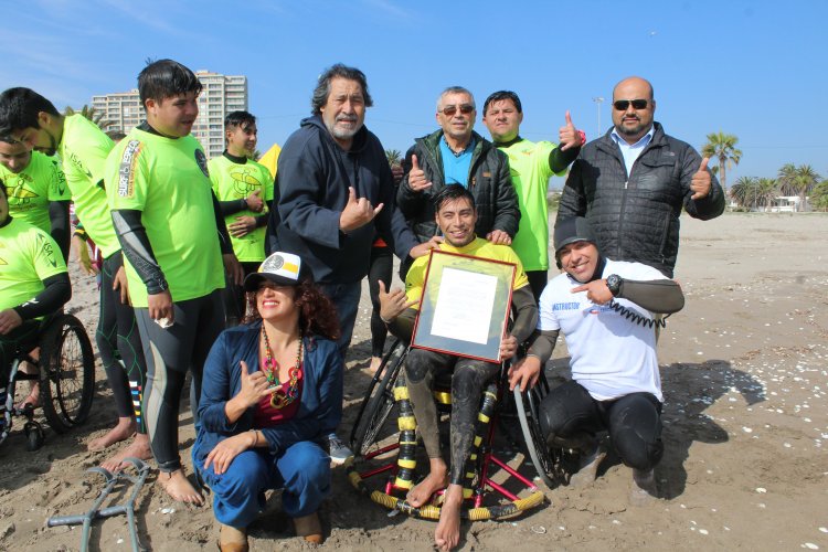 Consejo Regional entrega reconocimiento a medallista de surf adaptado Miguel Rojas