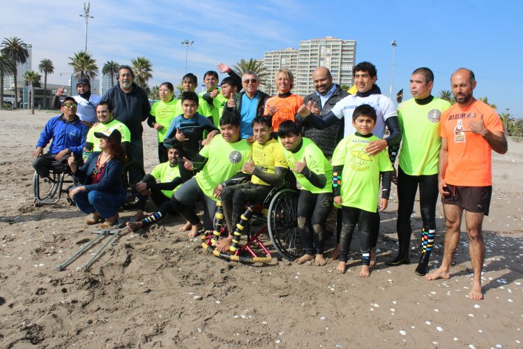 Consejo Regional entrega reconocimiento a medallista de surf adaptado Miguel Rojas