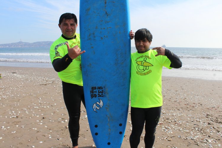 Consejo Regional entrega reconocimiento a medallista de surf adaptado Miguel Rojas