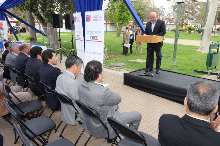 Gobierno Regional y FOSIS entregan $400 millones a 160 emprendedores de la zona