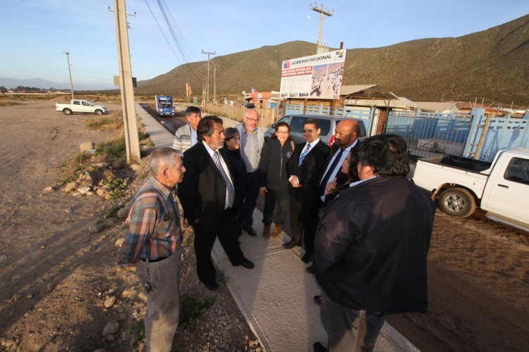 Supervisan avances de obras de pavimentación y APR en localidades de Coquimbo