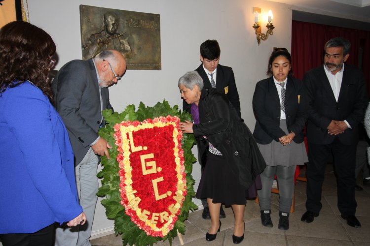 Liceanos rinden homenaje a maestro Jorge Peña Hen a 44 años de su muerte