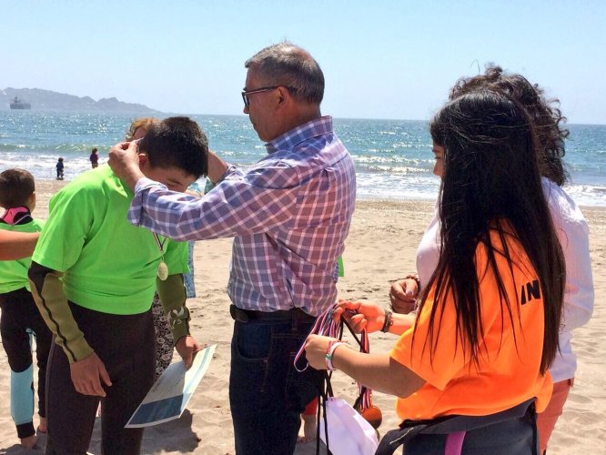 Premian a niños y niñas que participaron en taller de bodyboard