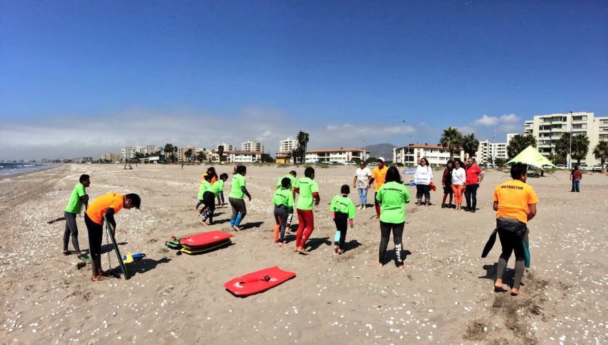 Premian a niños y niñas que participaron en taller de bodyboard