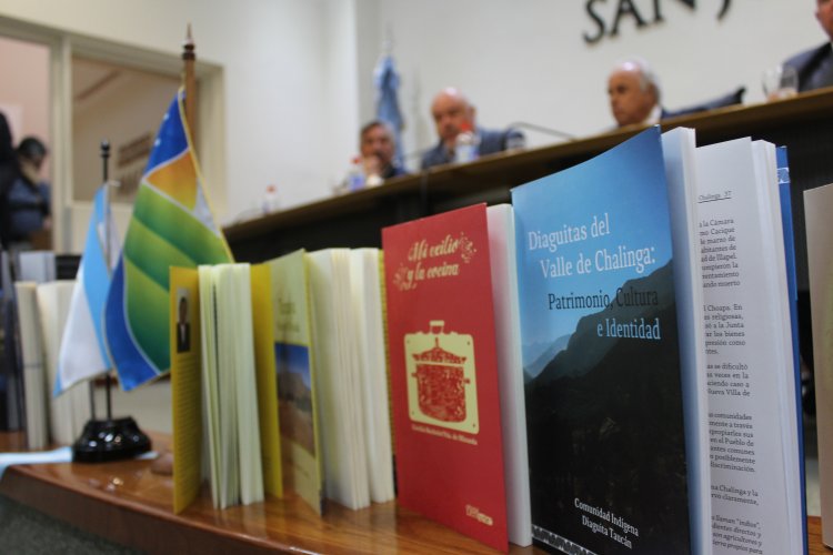 Gobierno Regional entrega libros de autores regionales a la biblioteca de la legislatura de San Juan