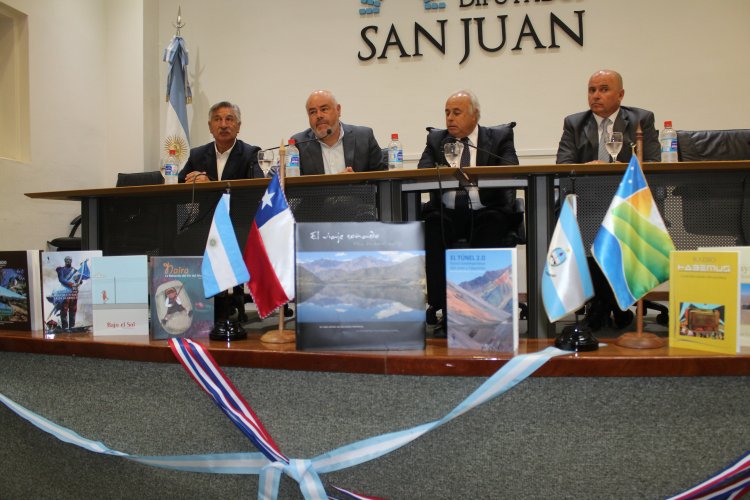 Gobierno Regional entrega libros de autores regionales a la biblioteca de la legislatura de San Juan