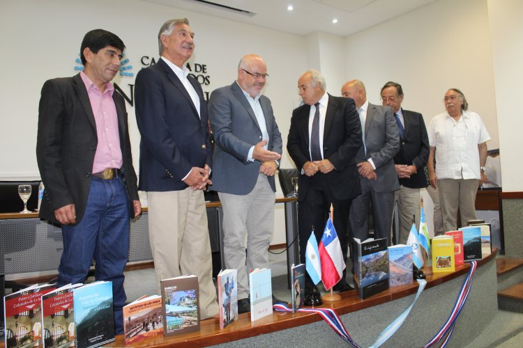 Gobierno Regional entrega libros de autores regionales a la biblioteca de la legislatura de San Juan