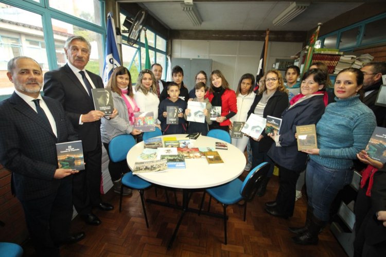 Consejo Regional dona libros a Escuela de Porto Alegre que lleva el nombre de Gabriela Mistral