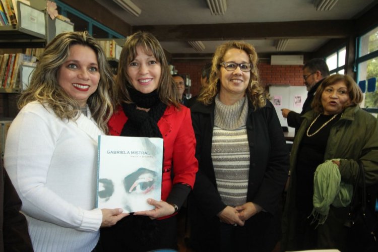 Consejo Regional dona libros a Escuela de Porto Alegre que lleva el nombre de Gabriela Mistral