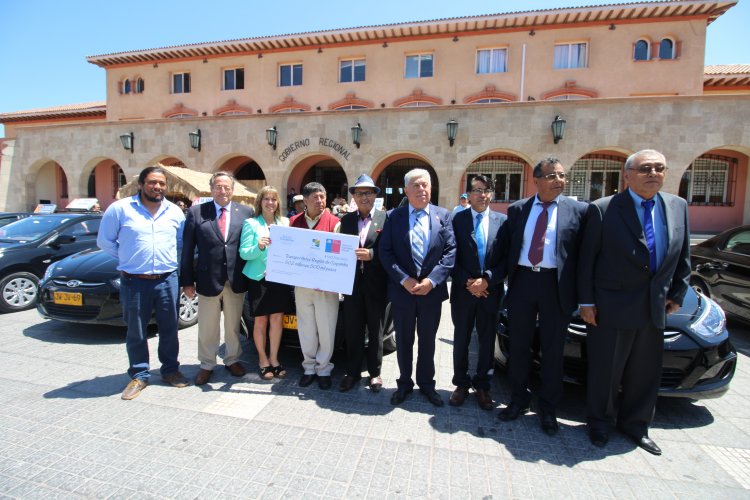Más de $500 millones en cheques entregó el Gobierno Regional a dueños de colectivos beneficiados con el subsidio “Renueva tu colectivo”