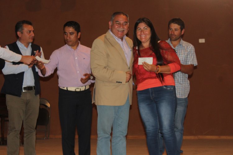 Productores agrícolas de Paihuano afectados por la sequía reciben importante aporte económico