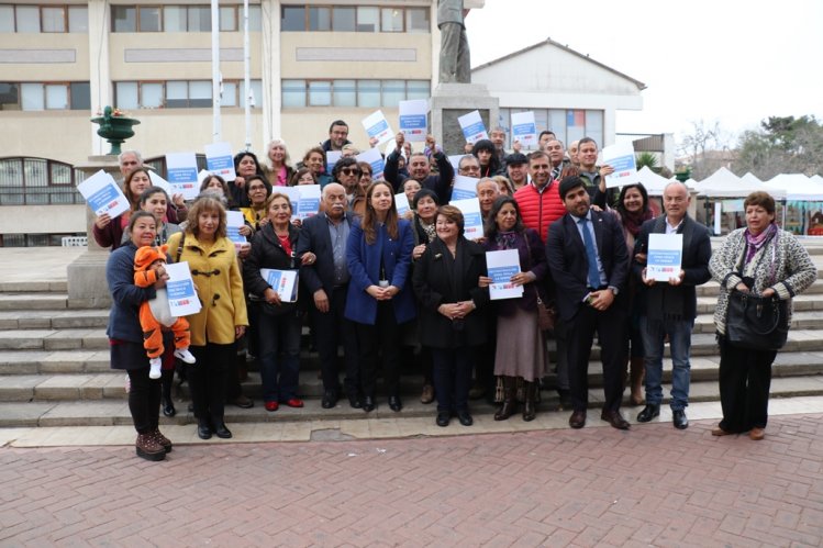 Familias de la zona típica de La Serena afectadas por terremoto firman contratos para reconstruir sus viviendas
