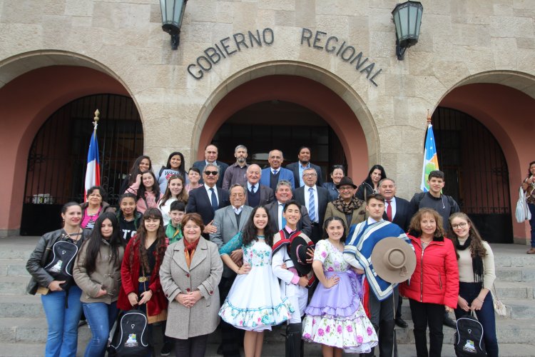 Con un esquinazo reciben a delegación de estudiantes de la Escuela Gabriela Mistral de Porto Alegre