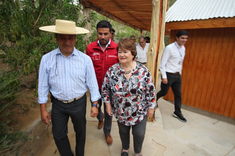 En Cochiguaz inauguran nueva plaza donde artesanos esperan a los turistas