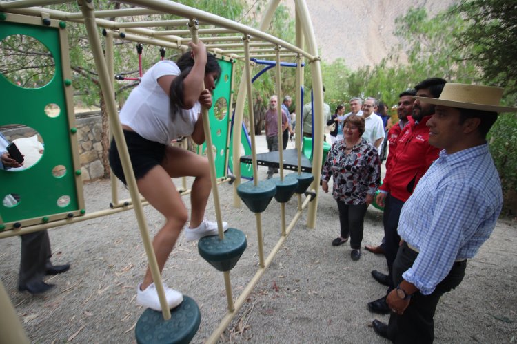 En Cochiguaz inauguran nueva plaza donde artesanos esperan a los turistas