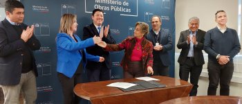 Con firma en Santiago se da el vamos a convenio para pavimentar caminos básicos rurales cofinanciado con el MOP