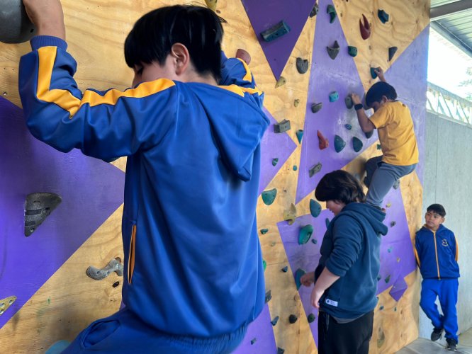 Deportista de Escalada Deportiva cierra proyecto con clase demostrativa a niños y niñas de Escuela de Paihuano