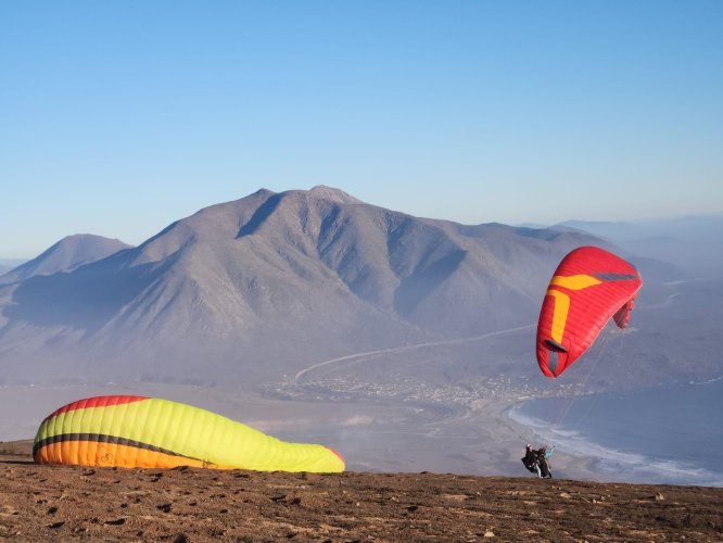 Turismo desde las alturas: parapente abre nuevas experiencias para visitantes en Caleta Los Hornos