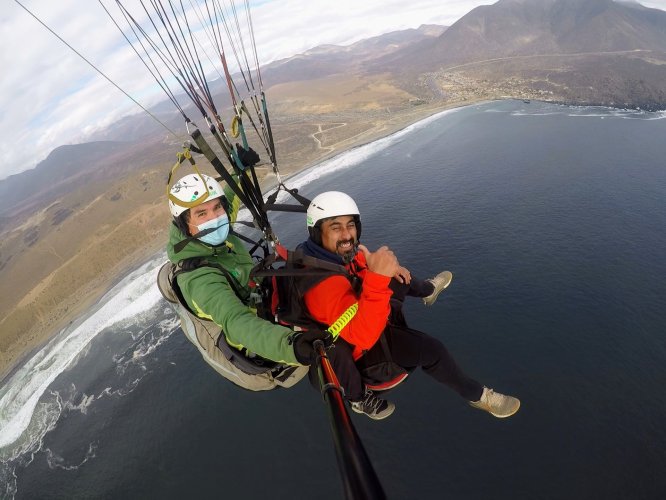 Turismo desde las alturas: parapente abre nuevas experiencias para visitantes en Caleta Los Hornos