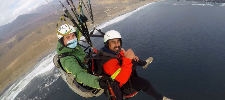 Turismo desde las alturas: parapente abre nuevas experiencias para visitantes en Caleta Los Hornos