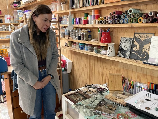 Artesana vileña fortalece su negocio con apoyo del Gobierno Regional y Sercotec