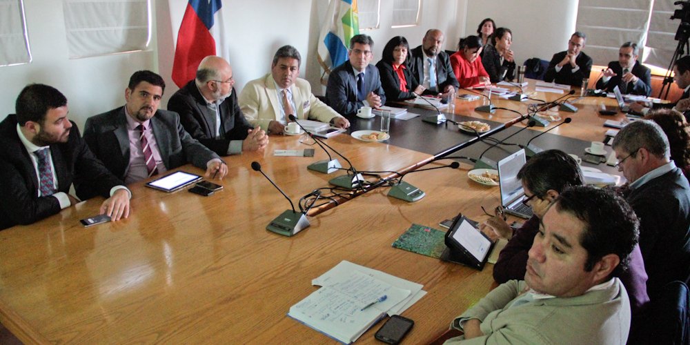 Gobierno recibe informe de inversiones de empresa sanitaria y exige restituir suministro para consumo humano Gobierno recibe informe de inversiones de empresa sanitaria y exige restituir suministro para consumo humano