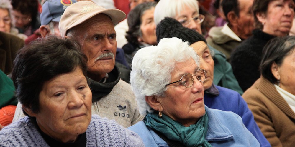 Adultos mayores de Combarbalá reciben capacitación de profesionales del Gobierno Regional