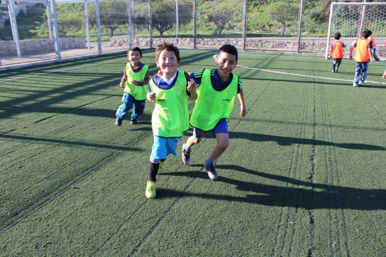 Jóvenes jugadores de fútbol ganan proyectos para participar en torneos nacionales e internacionales