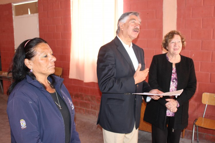 Autoridades visitan proyecto de paneles solares en Tongoy que entregó energía eléctrica tras terremoto Autoridades visitan proyecto de paneles solares en Tongoy que entregó energía eléctrica tras terremoto
