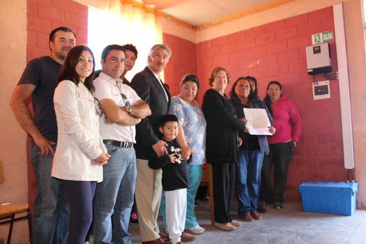 Autoridades visitan proyecto de paneles solares en Tongoy que entregó energía eléctrica tras terremoto