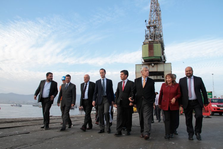 Autoridades chilenas y argentinas observan recuperación del Puerto de Coquimbo Autoridades chilenas y argentinas observan recuperación del Puerto de Coquimbo