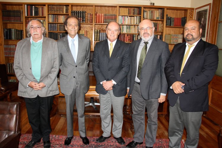 Consejo Regional presenta saludo protocolar a director de Diario El Día Consejo Regional presenta saludo protocolar a director de Diario El Día