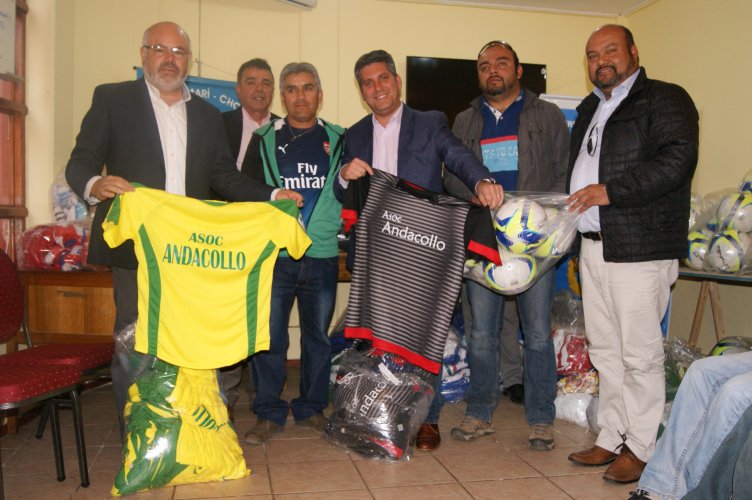 Asociación de fútbol amateur recibe millonaria implementación deportiva de parte del Gobierno Regional Asociación de fútbol amateur recibe millonaria implementación deportiva de parte del Gobierno Regional