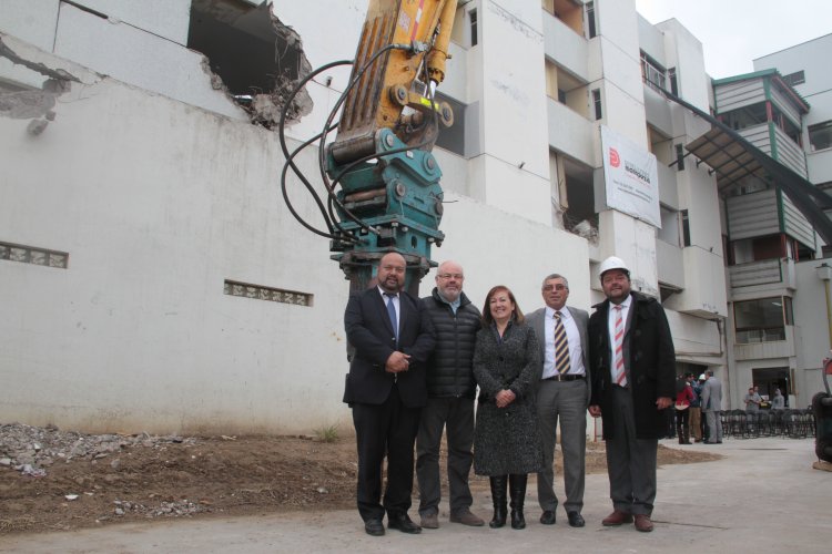 Inician demolición de la Torre antigua del Hospital San Pablo de Coquimbo para la instalación de hospital modular Inician demolición de la Torre antigua del Hospital San Pablo de Coquimbo para la instalación de hospital modular