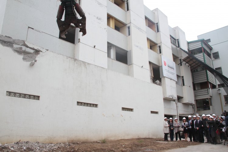 Inician demolición de la Torre antigua del Hospital San Pablo de Coquimbo para la instalación de hospital modular Inician demolición de la Torre antigua del Hospital San Pablo de Coquimbo para la instalación de hospital modular